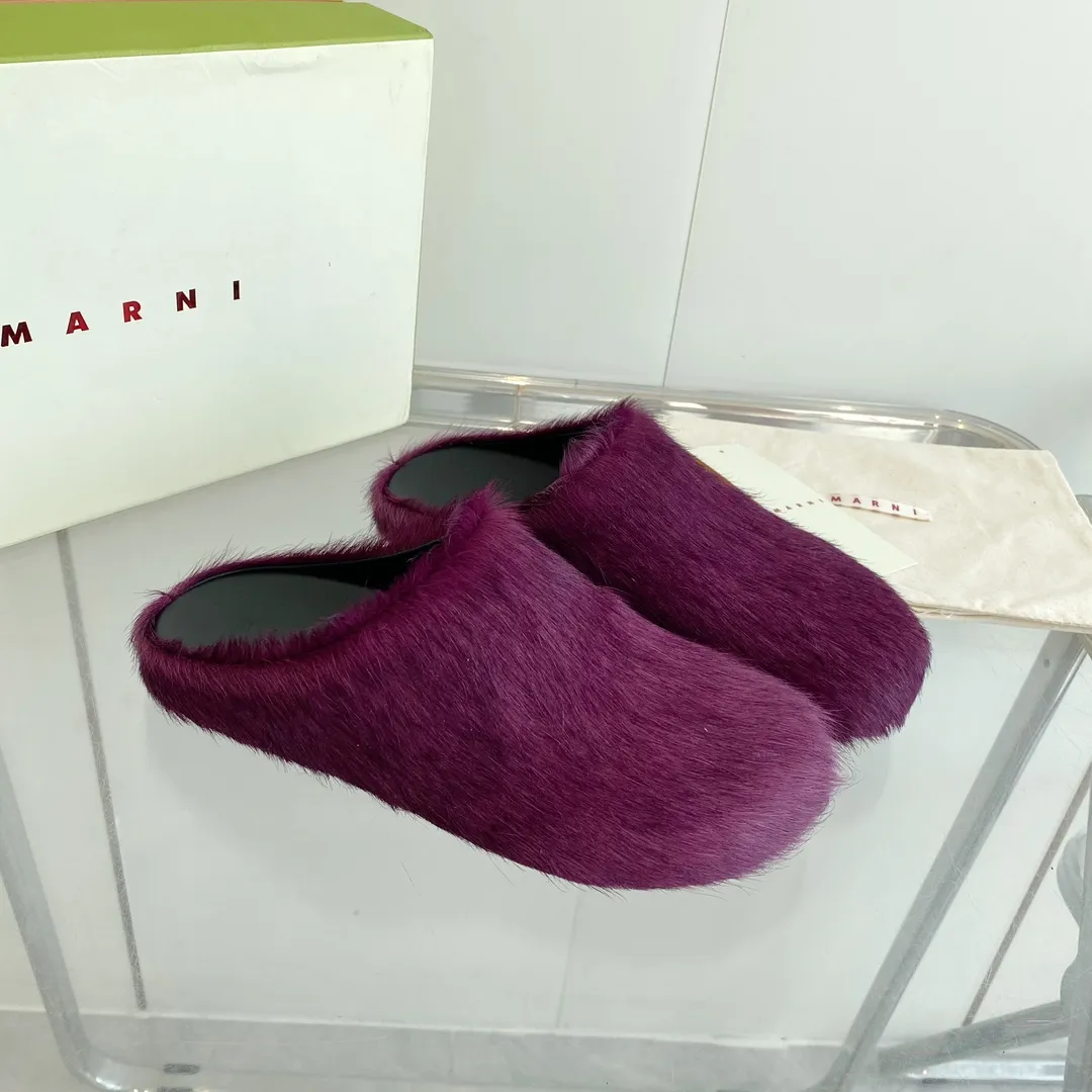 👟👟Ex-factory price 520👟👟 Men's size +20 🔥🔥🔥 MARNI Sabot Horsehair Slippers A giant trendy horsehair slipper with a toe cap for all seasons, making it a beautiful landscape. The texture makes your feet more beautiful, confident and comfortable. It is a symbol of taste whether you wear it at home or outside! The real thing is very textured and the comfort is great. Fabric: horse hair. Lining: leather lining. Foot pads: leather. Sole: leather insole, rubber sole. Size: women's size 35-40. men's size: 40-46. Complete package.
